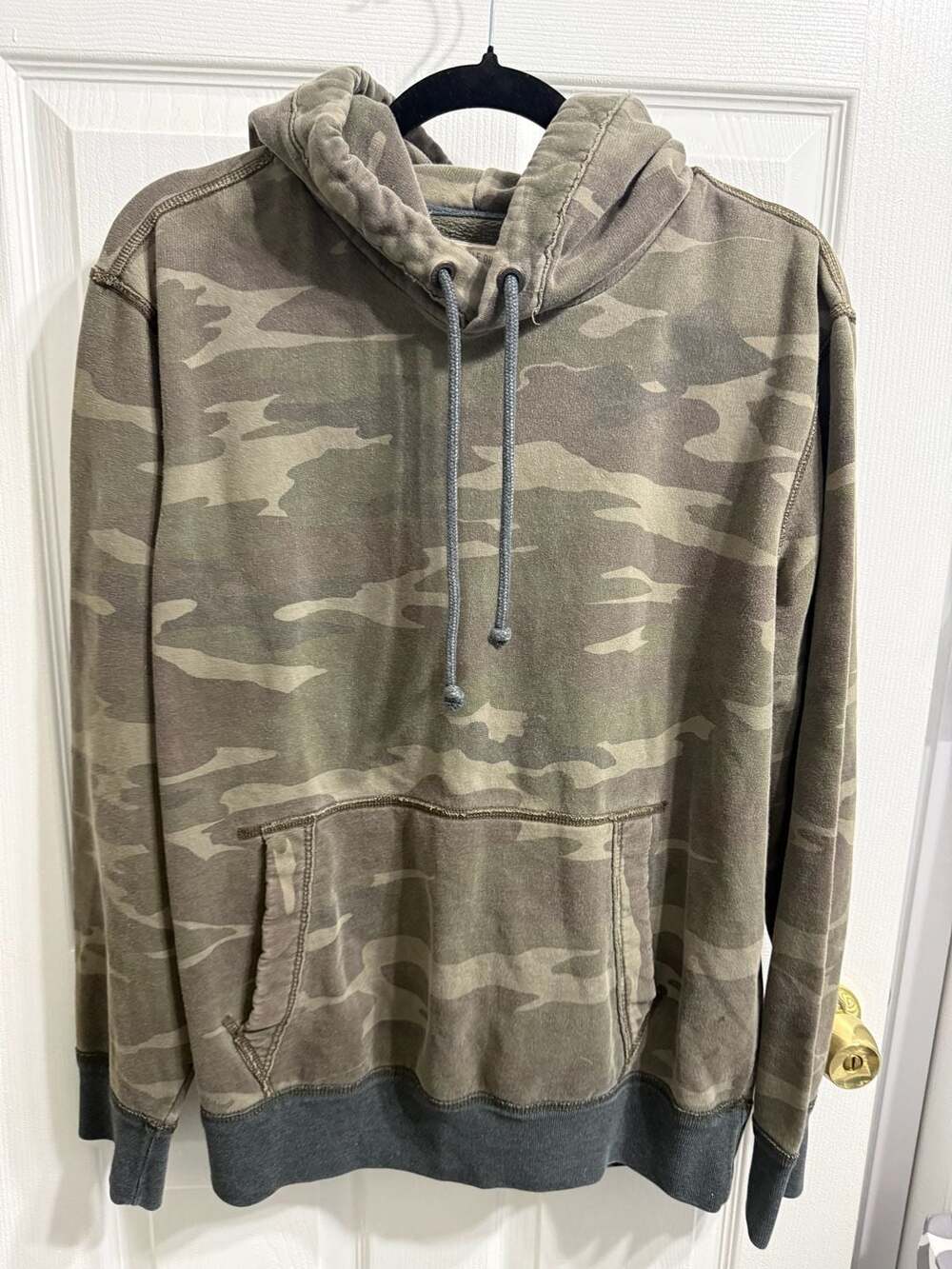 American Eagle Outfitters Hoodie Size L Camouflage Fleece